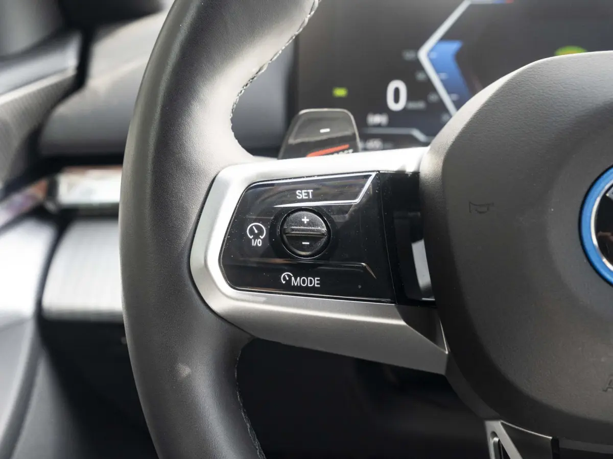 550e xDrive | M Sportpakket Pro | Comfort Access | Driving Assistant Professional | 19 inch | Harman Kardon | Panoramadak | Trekhaak