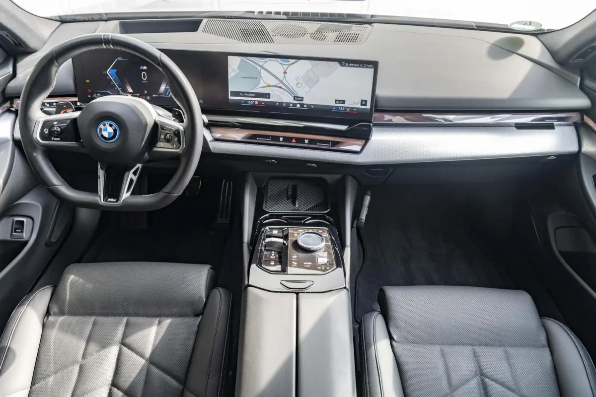550e xDrive | M Sportpakket Pro | Comfort Access | Driving Assistant Professional | 19 inch | Harman Kardon | Panoramadak | Trekhaak