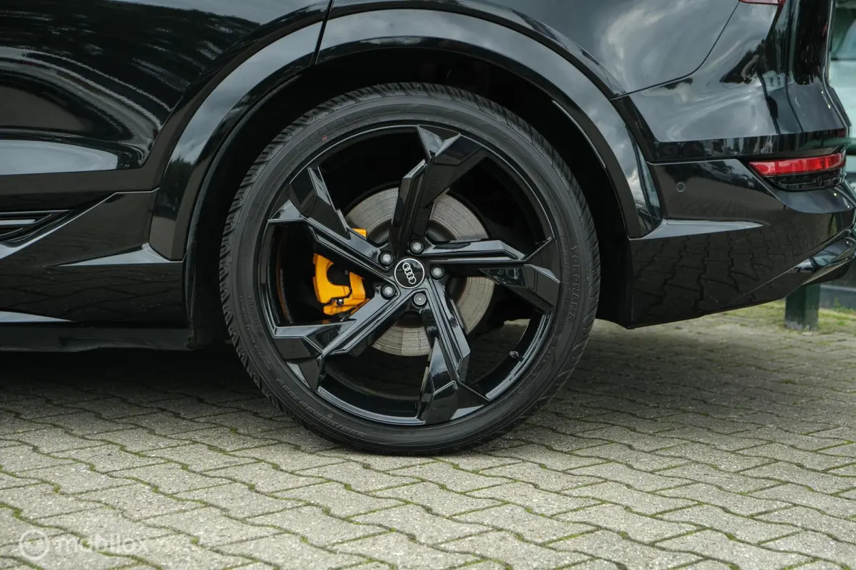 S quattro 95 kWh | Pano | 360 camera | RS-zetels | Bang en Olufsen | Stoelverw. voor en achter | ACC | Clima achterin | 22 Inch | Memory | Zwart optiek | Matrix Dynamic Led