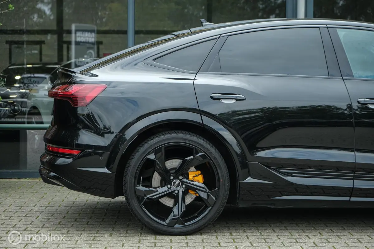 S quattro 95 kWh | Pano | 360 camera | RS-zetels | Bang en Olufsen | Stoelverw. voor en achter | ACC | Clima achterin | 22 Inch | Memory | Zwart optiek | Matrix Dynamic Led