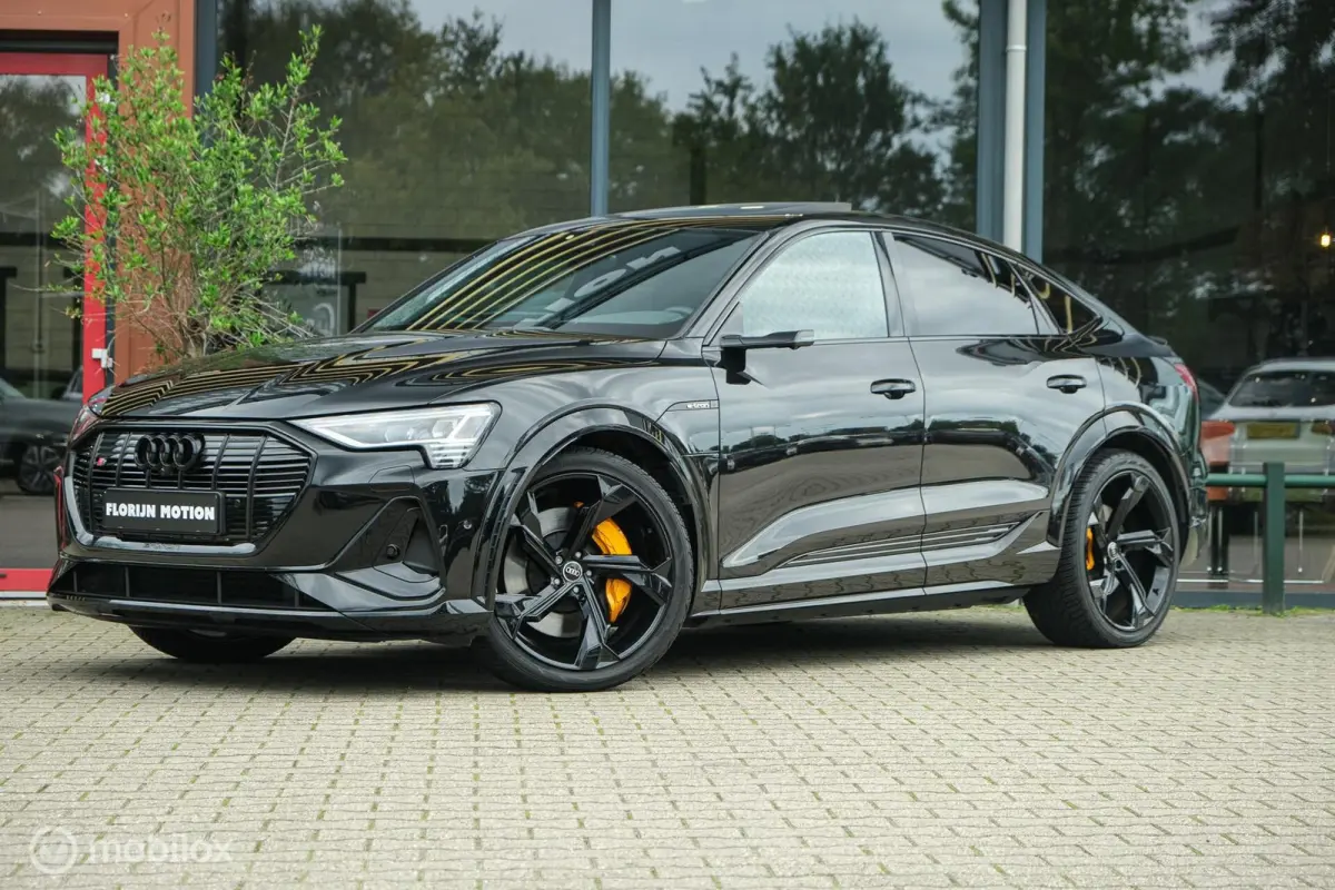 S quattro 95 kWh | Pano | 360 camera | RS-zetels | Bang en Olufsen | Stoelverw. voor en achter | ACC | Clima achterin | 22 Inch | Memory | Zwart optiek | Matrix Dynamic Led
