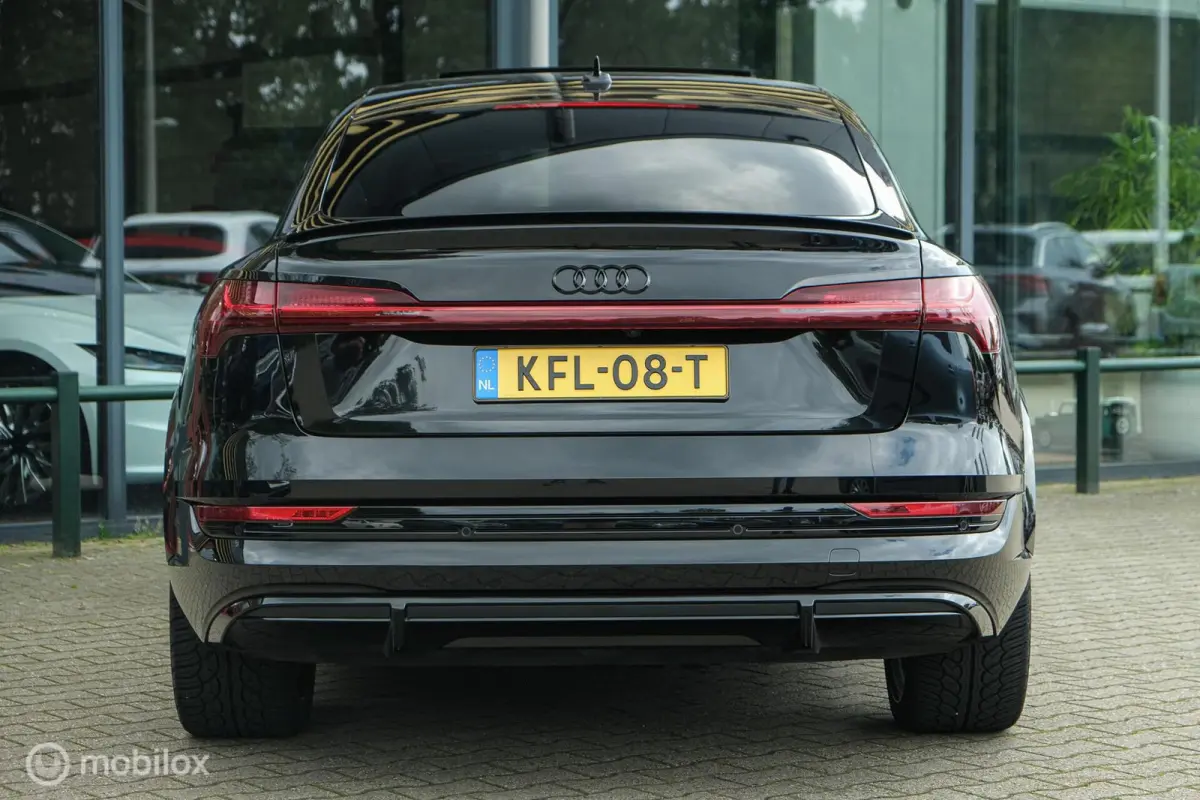 S quattro 95 kWh | Pano | 360 camera | RS-zetels | Bang en Olufsen | Stoelverw. voor en achter | ACC | Clima achterin | 22 Inch | Memory | Zwart optiek | Matrix Dynamic Led