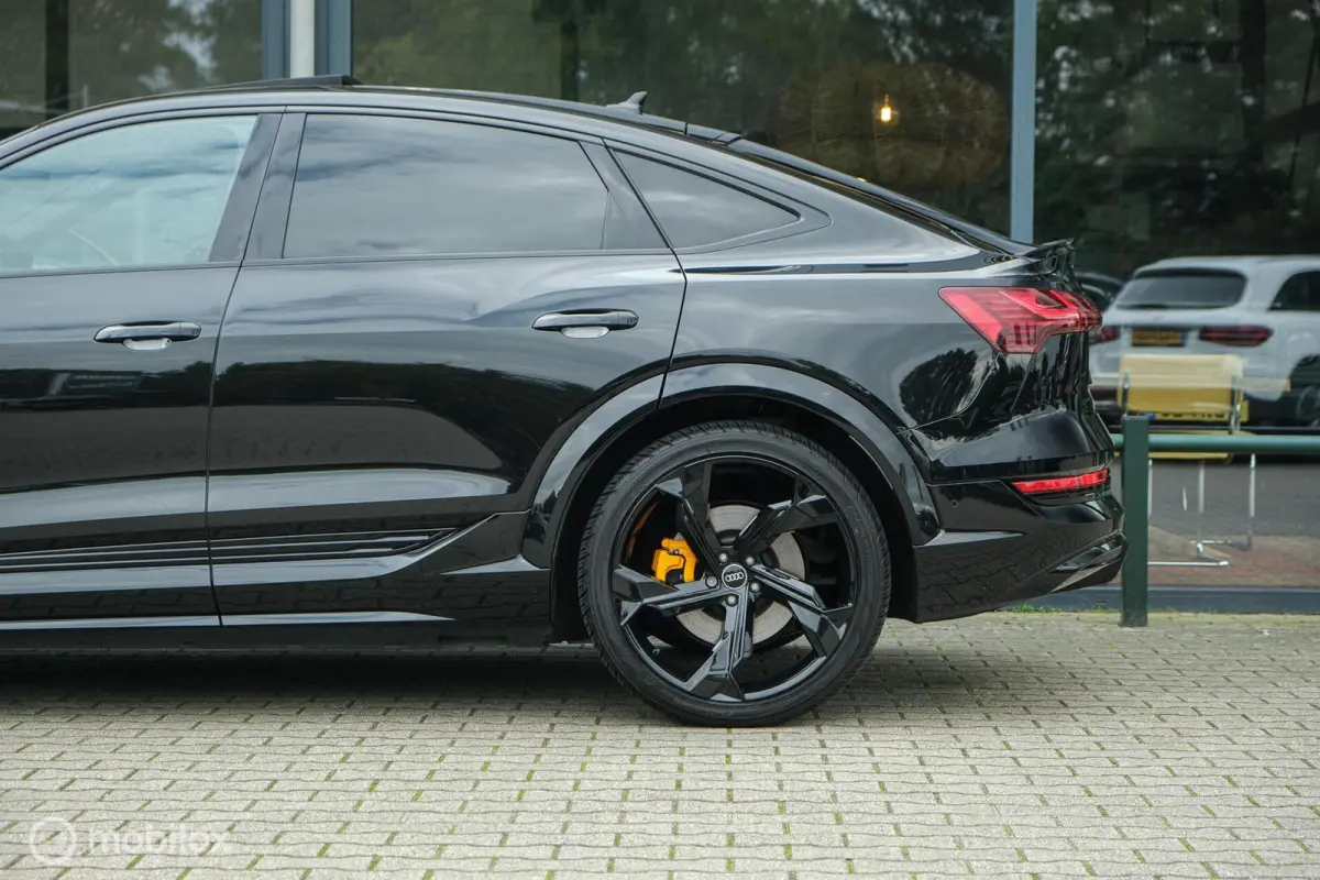 S quattro 95 kWh | Pano | 360 camera | RS-zetels | Bang en Olufsen | Stoelverw. voor en achter | ACC | Clima achterin | 22 Inch | Memory | Zwart optiek | Matrix Dynamic Led