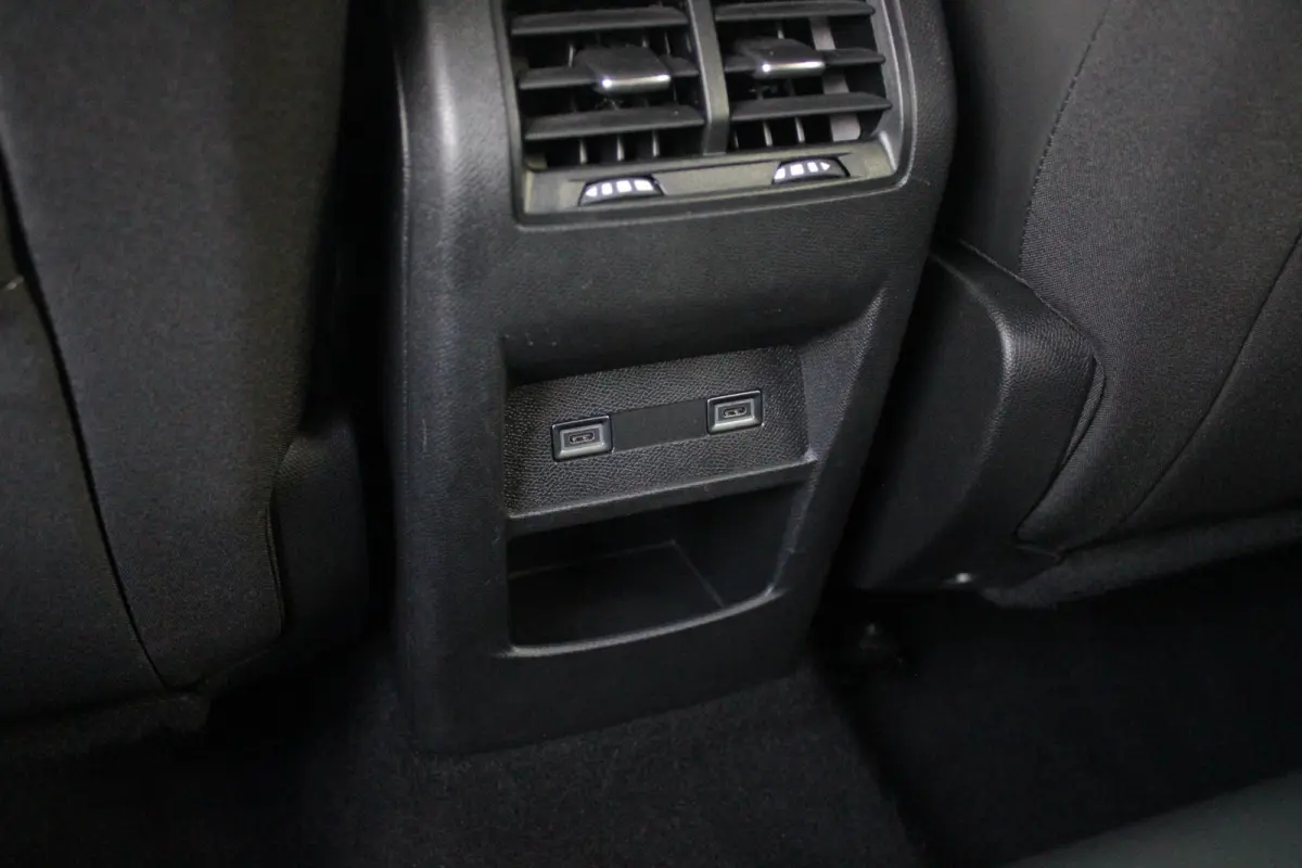 1.6 Plug-in Hybrid 180PK ALLURE | ACHTERUITRIJ CAMERA | NAVIGATIE | DRAADLOZE APPLE CARPLAY/ANDROID AUTO | DAB+ RADIO | ADAPTIVE CRUISE CONTROL | 17" LICHTMETALEN VELGEN | CLIMATE CONTROL |