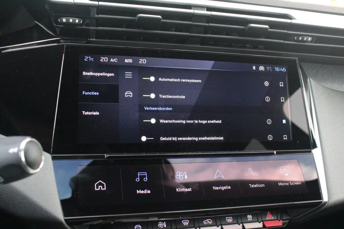 1.6 Plug-in Hybrid 180PK ALLURE | ACHTERUITRIJ CAMERA | NAVIGATIE | DRAADLOZE APPLE CARPLAY/ANDROID AUTO | DAB+ RADIO | ADAPTIVE CRUISE CONTROL | 17" LICHTMETALEN VELGEN | CLIMATE CONTROL |