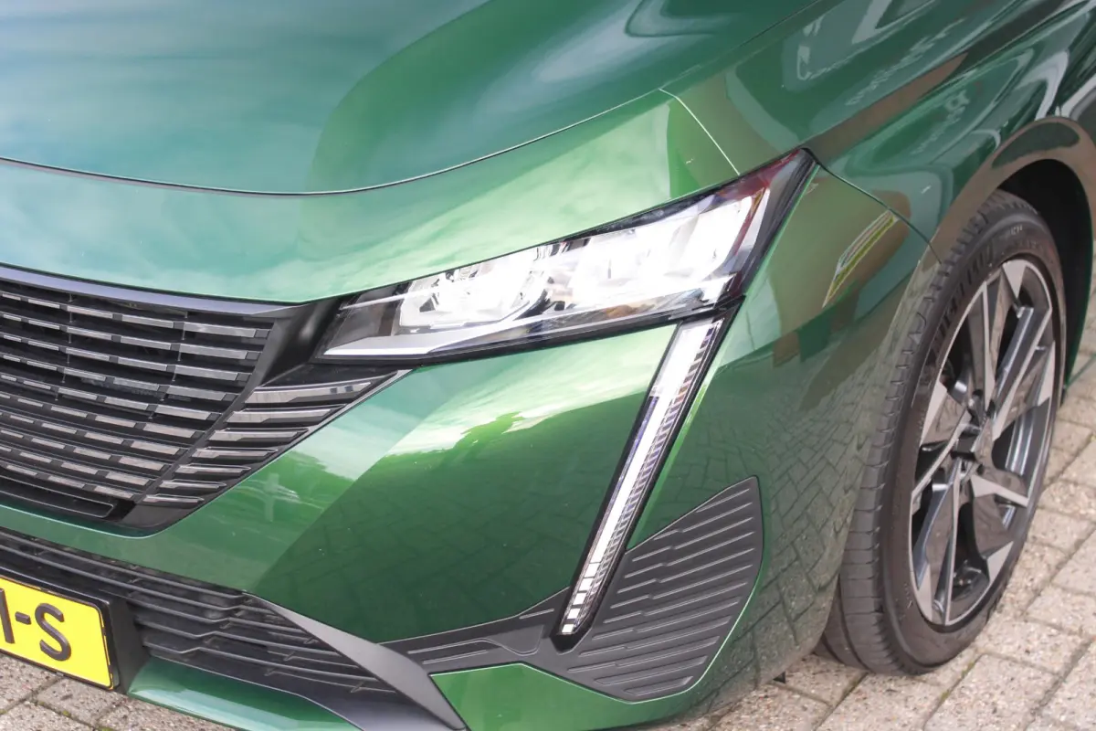 1.6 Plug-in Hybrid 180PK ALLURE | ACHTERUITRIJ CAMERA | NAVIGATIE | DRAADLOZE APPLE CARPLAY/ANDROID AUTO | DAB+ RADIO | ADAPTIVE CRUISE CONTROL | 17" LICHTMETALEN VELGEN | CLIMATE CONTROL |