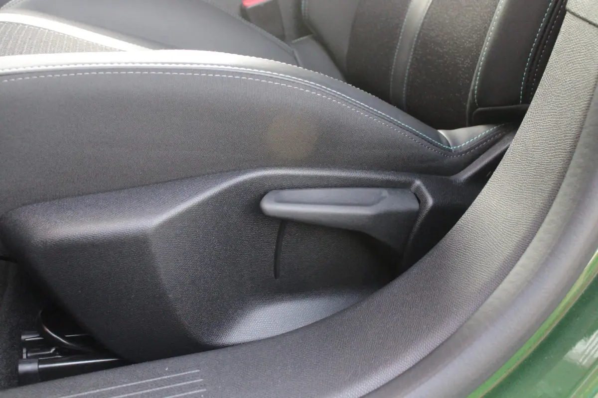 1.6 Plug-in Hybrid 180PK ALLURE | ACHTERUITRIJ CAMERA | NAVIGATIE | DRAADLOZE APPLE CARPLAY/ANDROID AUTO | DAB+ RADIO | ADAPTIVE CRUISE CONTROL | 17" LICHTMETALEN VELGEN | CLIMATE CONTROL |