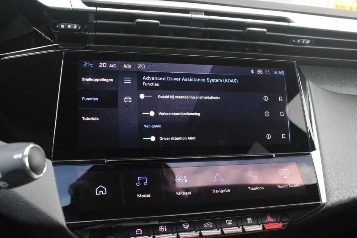 1.6 Plug-in Hybrid 180PK ALLURE | ACHTERUITRIJ CAMERA | NAVIGATIE | DRAADLOZE APPLE CARPLAY/ANDROID AUTO | DAB+ RADIO | ADAPTIVE CRUISE CONTROL | 17" LICHTMETALEN VELGEN | CLIMATE CONTROL |