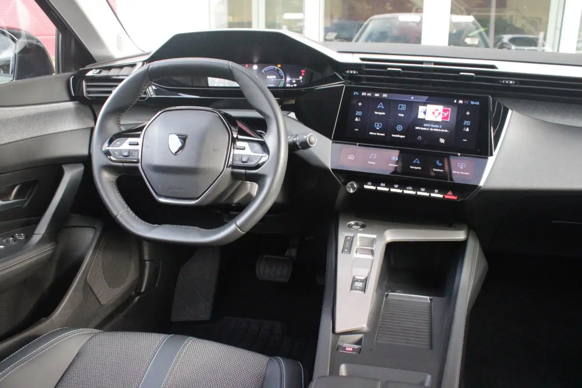 1.6 Plug-in Hybrid 180PK ALLURE | ACHTERUITRIJ CAMERA | NAVIGATIE | DRAADLOZE APPLE CARPLAY/ANDROID AUTO | DAB+ RADIO | ADAPTIVE CRUISE CONTROL | 17" LICHTMETALEN VELGEN | CLIMATE CONTROL |
