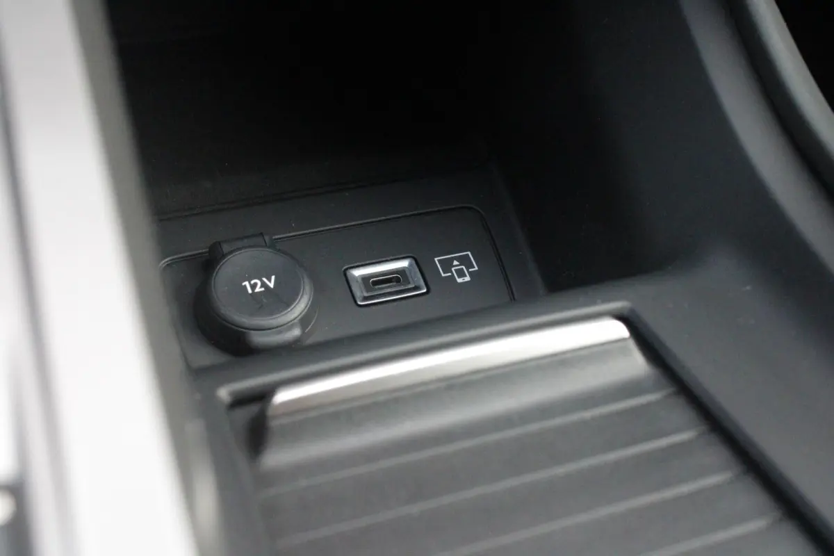 1.6 Plug-in Hybrid 180PK ALLURE | ACHTERUITRIJ CAMERA | NAVIGATIE | DRAADLOZE APPLE CARPLAY/ANDROID AUTO | DAB+ RADIO | ADAPTIVE CRUISE CONTROL | 17" LICHTMETALEN VELGEN | CLIMATE CONTROL |