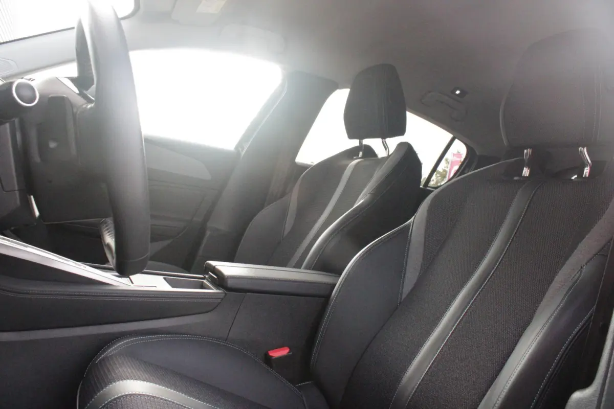 1.6 Plug-in Hybrid 180PK ALLURE | ACHTERUITRIJ CAMERA | NAVIGATIE | DRAADLOZE APPLE CARPLAY/ANDROID AUTO | DAB+ RADIO | ADAPTIVE CRUISE CONTROL | 17" LICHTMETALEN VELGEN | CLIMATE CONTROL |