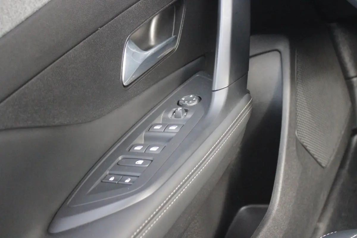 1.6 Plug-in Hybrid 180PK ALLURE | ACHTERUITRIJ CAMERA | NAVIGATIE | DRAADLOZE APPLE CARPLAY/ANDROID AUTO | DAB+ RADIO | ADAPTIVE CRUISE CONTROL | 17" LICHTMETALEN VELGEN | CLIMATE CONTROL |