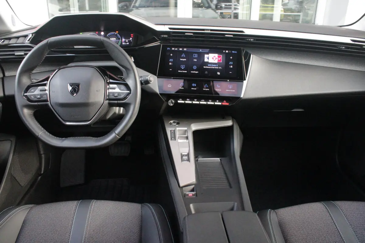 1.6 Plug-in Hybrid 180PK ALLURE | ACHTERUITRIJ CAMERA | NAVIGATIE | DRAADLOZE APPLE CARPLAY/ANDROID AUTO | DAB+ RADIO | ADAPTIVE CRUISE CONTROL | 17" LICHTMETALEN VELGEN | CLIMATE CONTROL |