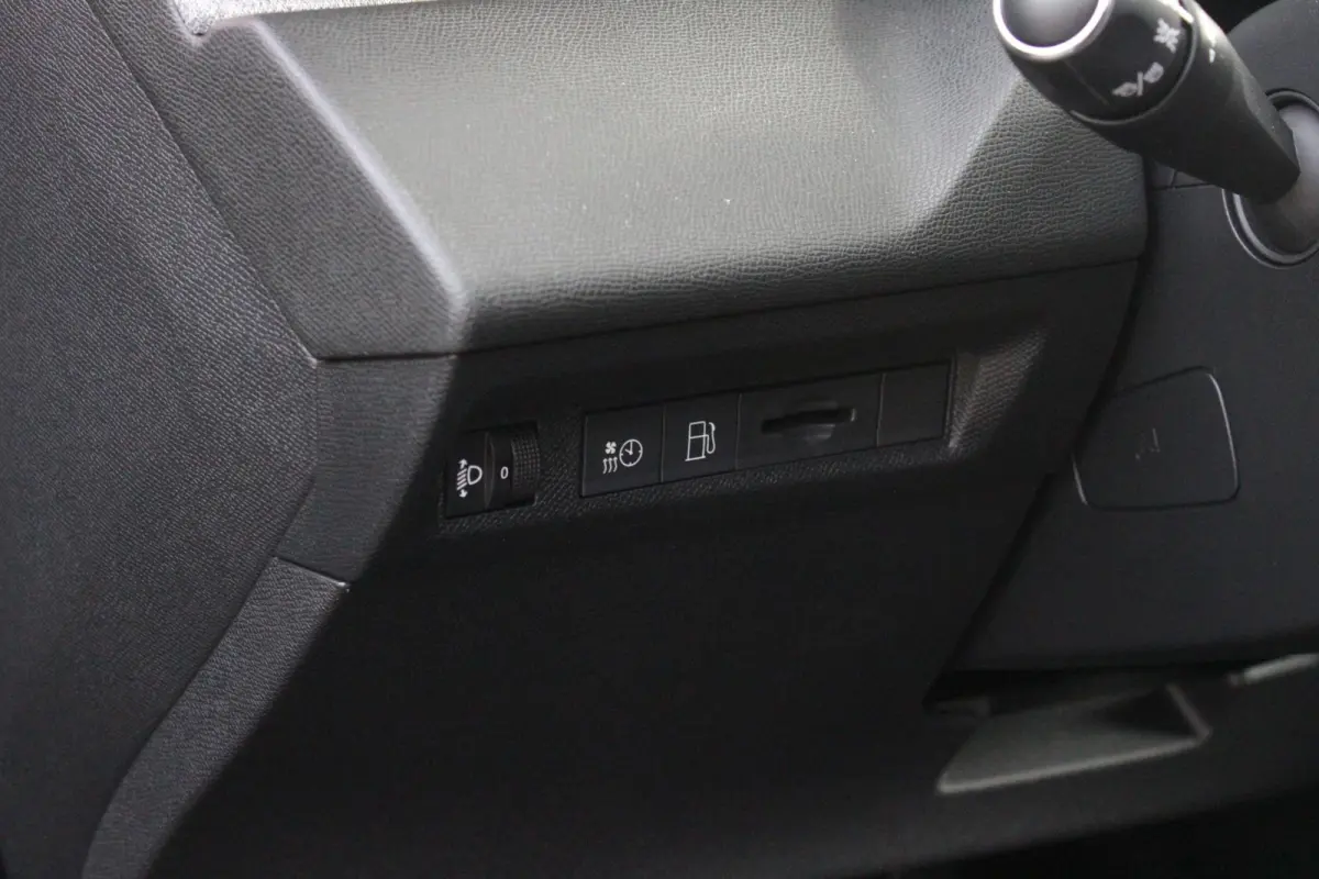 1.6 Plug-in Hybrid 180PK ALLURE | ACHTERUITRIJ CAMERA | NAVIGATIE | DRAADLOZE APPLE CARPLAY/ANDROID AUTO | DAB+ RADIO | ADAPTIVE CRUISE CONTROL | 17" LICHTMETALEN VELGEN | CLIMATE CONTROL |