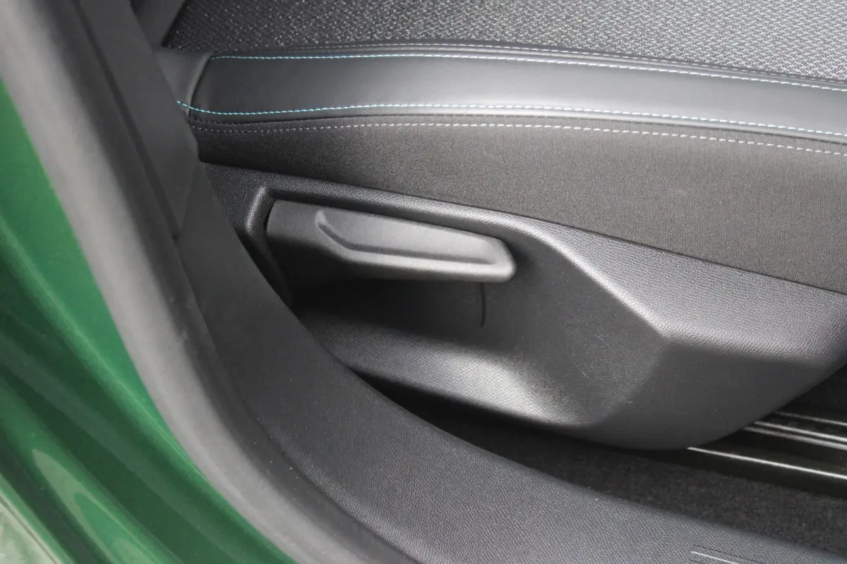 1.6 Plug-in Hybrid 180PK ALLURE | ACHTERUITRIJ CAMERA | NAVIGATIE | DRAADLOZE APPLE CARPLAY/ANDROID AUTO | DAB+ RADIO | ADAPTIVE CRUISE CONTROL | 17" LICHTMETALEN VELGEN | CLIMATE CONTROL |