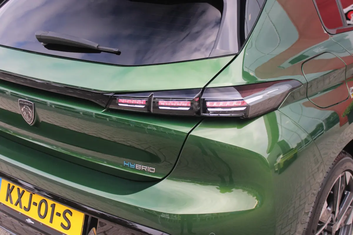 1.6 Plug-in Hybrid 180PK ALLURE | ACHTERUITRIJ CAMERA | NAVIGATIE | DRAADLOZE APPLE CARPLAY/ANDROID AUTO | DAB+ RADIO | ADAPTIVE CRUISE CONTROL | 17" LICHTMETALEN VELGEN | CLIMATE CONTROL |