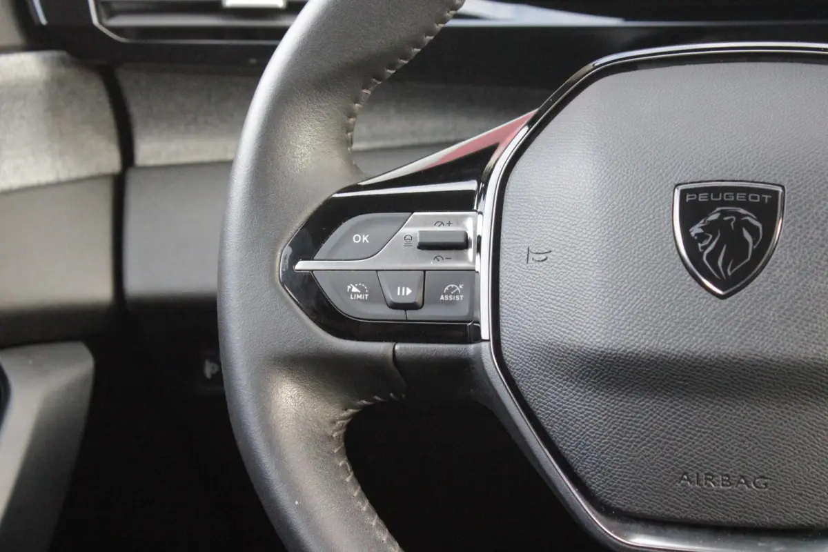 1.6 Plug-in Hybrid 180PK ALLURE | ACHTERUITRIJ CAMERA | NAVIGATIE | DRAADLOZE APPLE CARPLAY/ANDROID AUTO | DAB+ RADIO | ADAPTIVE CRUISE CONTROL | 17" LICHTMETALEN VELGEN | CLIMATE CONTROL |