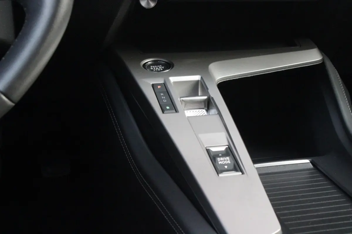 1.6 Plug-in Hybrid 180PK ALLURE | ACHTERUITRIJ CAMERA | NAVIGATIE | DRAADLOZE APPLE CARPLAY/ANDROID AUTO | DAB+ RADIO | ADAPTIVE CRUISE CONTROL | 17" LICHTMETALEN VELGEN | CLIMATE CONTROL |
