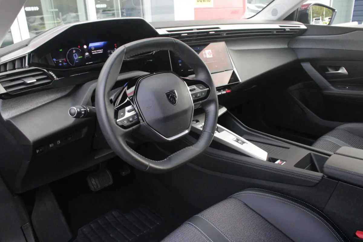 1.6 Plug-in Hybrid 180PK ALLURE | ACHTERUITRIJ CAMERA | NAVIGATIE | DRAADLOZE APPLE CARPLAY/ANDROID AUTO | DAB+ RADIO | ADAPTIVE CRUISE CONTROL | 17" LICHTMETALEN VELGEN | CLIMATE CONTROL |