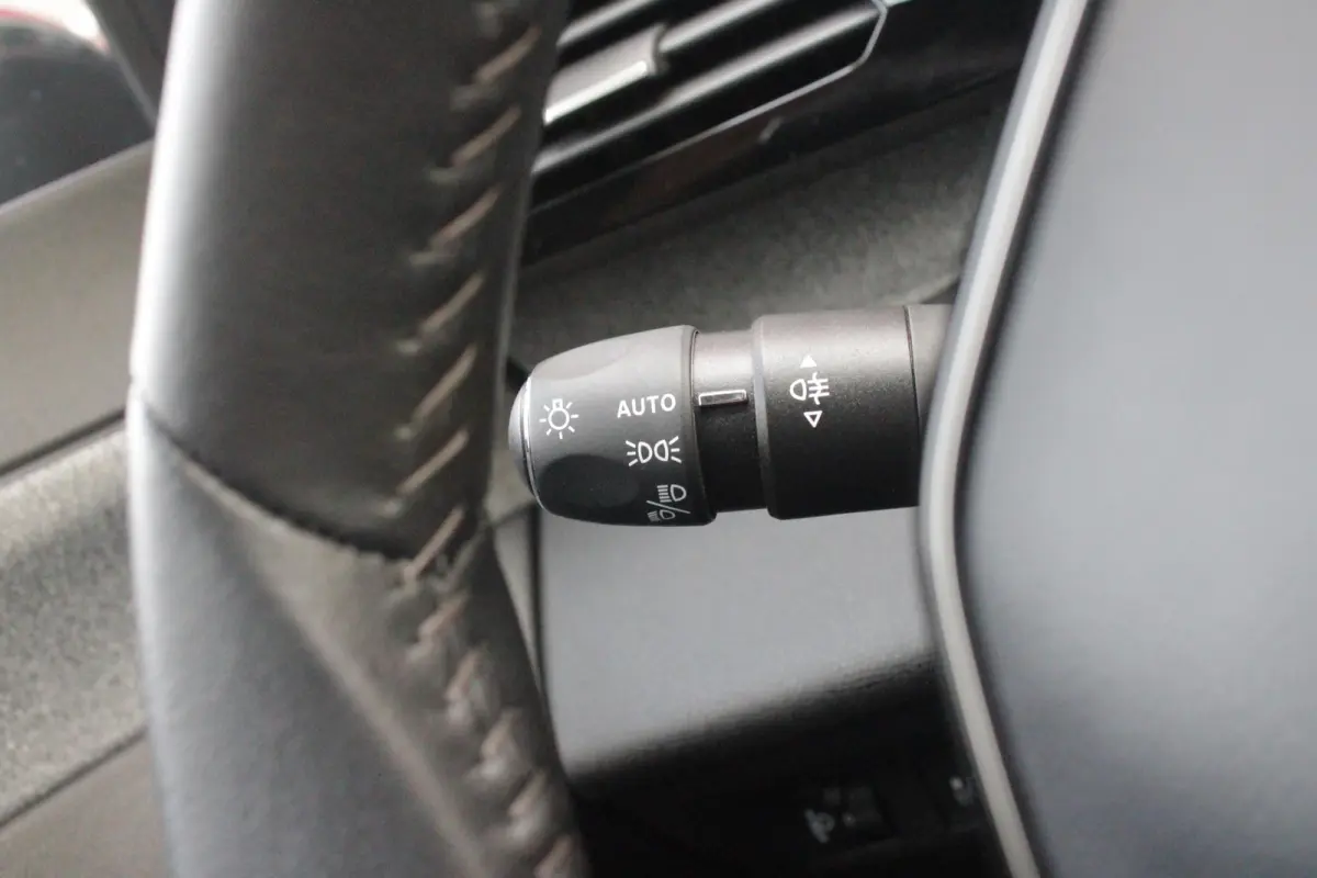 1.6 Plug-in Hybrid 180PK ALLURE | ACHTERUITRIJ CAMERA | NAVIGATIE | DRAADLOZE APPLE CARPLAY/ANDROID AUTO | DAB+ RADIO | ADAPTIVE CRUISE CONTROL | 17" LICHTMETALEN VELGEN | CLIMATE CONTROL |