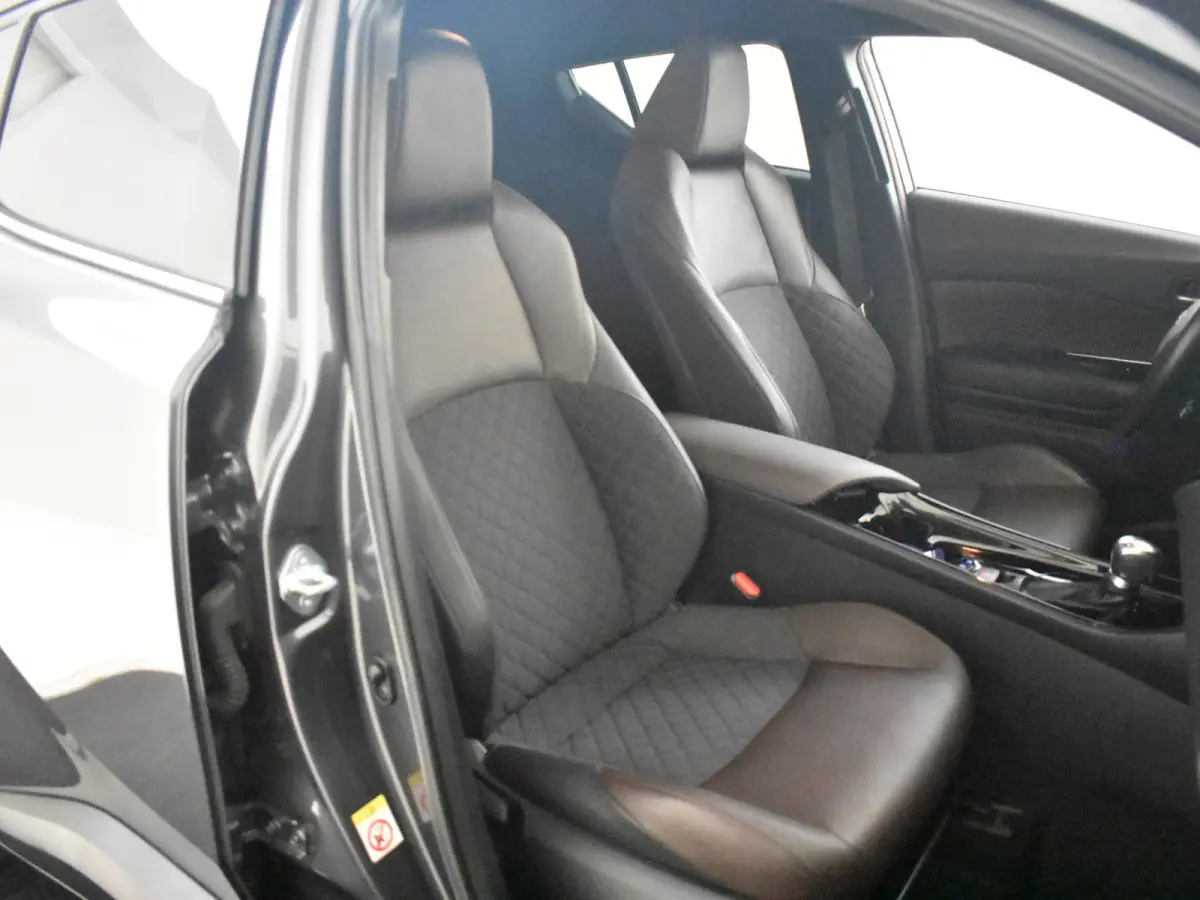 1.8 Hybrid Executive l JBL Sound l Half Leder l Stoelverwarming l Cr Control l PDC V en A l Metallic Lak l All Season Banden l