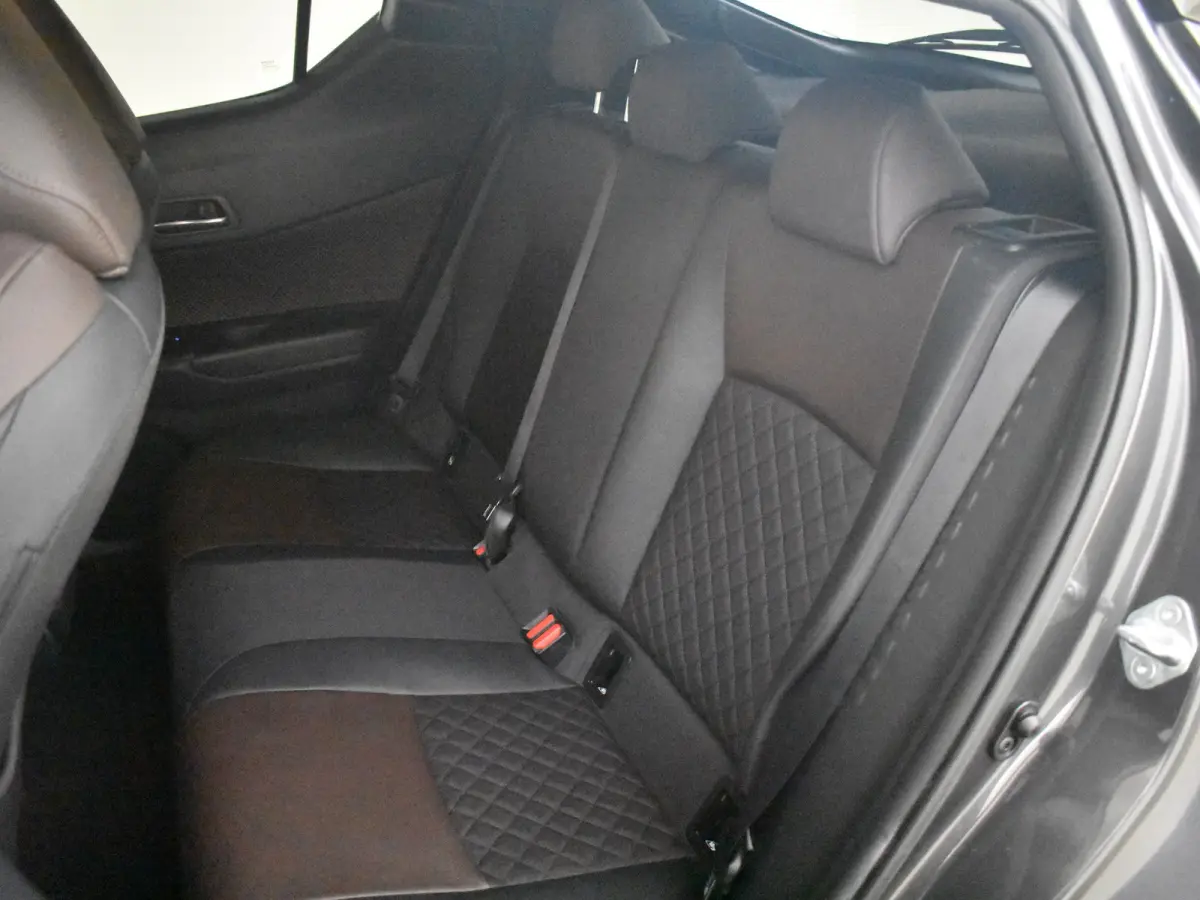 1.8 Hybrid Executive l JBL Sound l Half Leder l Stoelverwarming l Cr Control l PDC V en A l Metallic Lak l All Season Banden l