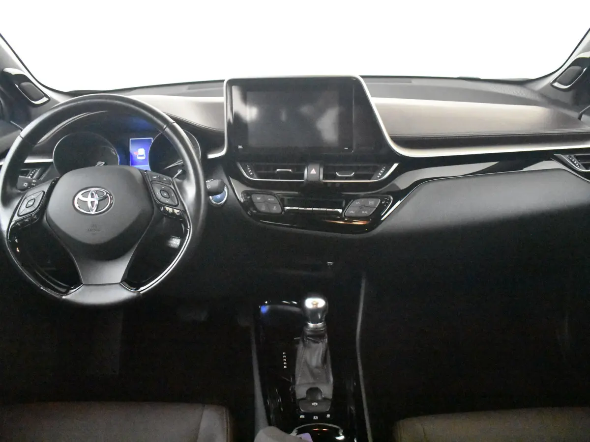1.8 Hybrid Executive l JBL Sound l Half Leder l Stoelverwarming l Cr Control l PDC V en A l Metallic Lak l All Season Banden l