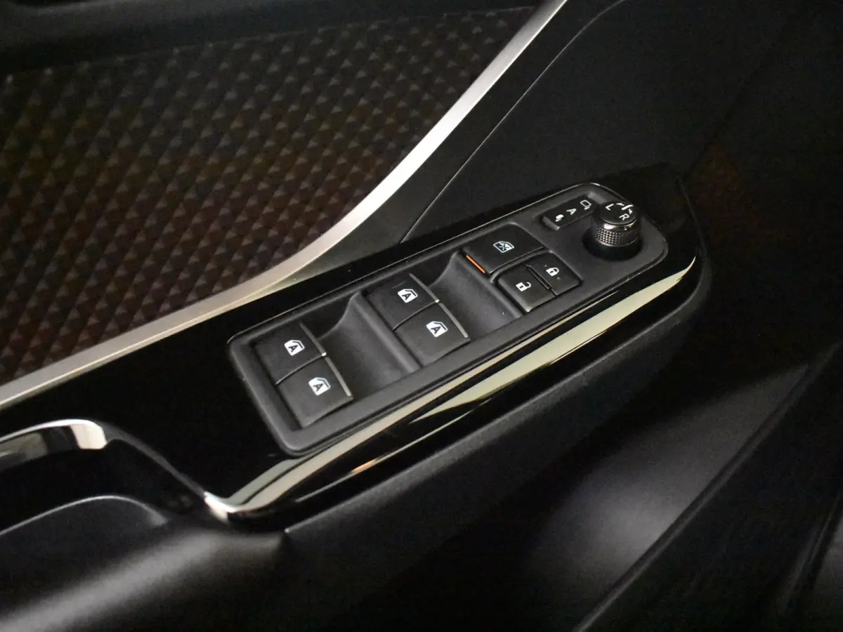 1.8 Hybrid Executive l JBL Sound l Half Leder l Stoelverwarming l Cr Control l PDC V en A l Metallic Lak l All Season Banden l