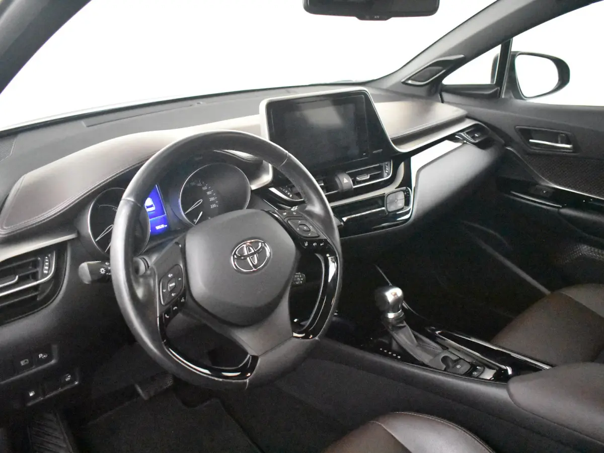 1.8 Hybrid Executive l JBL Sound l Half Leder l Stoelverwarming l Cr Control l PDC V en A l Metallic Lak l All Season Banden l