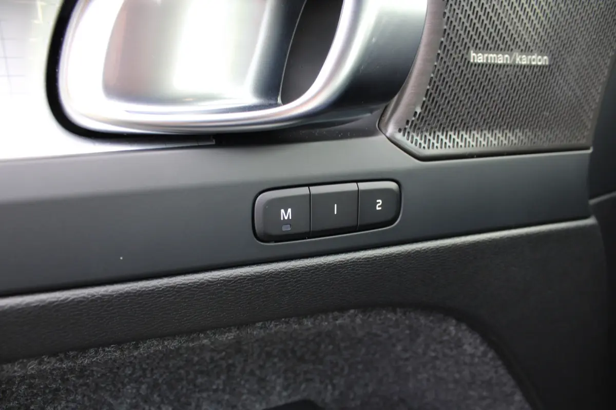 2.0 B4 Plus Dark | Trekhaak | BLIS | Harman Kardon | Camera | Stoel + Stuur Verwarming | Keyless Start / Entry |