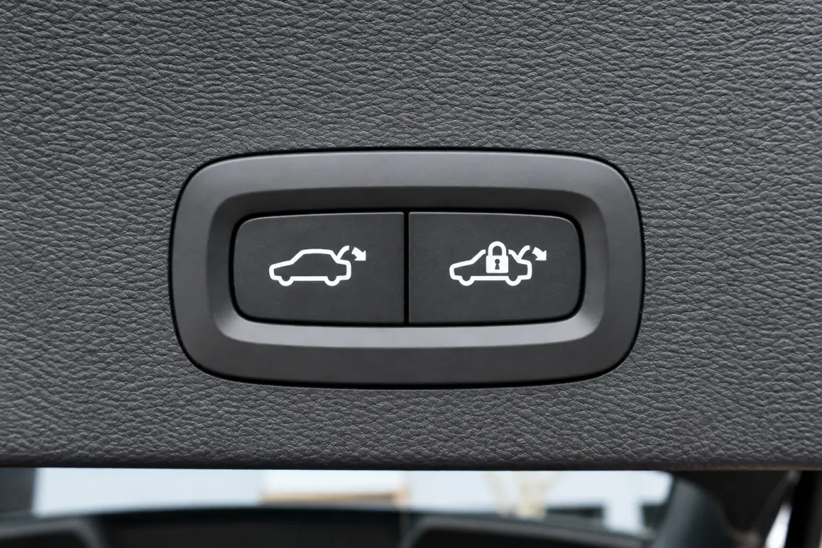 2.0 B4 Plus Dark | Trekhaak | BLIS | Harman Kardon | Camera | Stoel + Stuur Verwarming | Keyless Start / Entry |