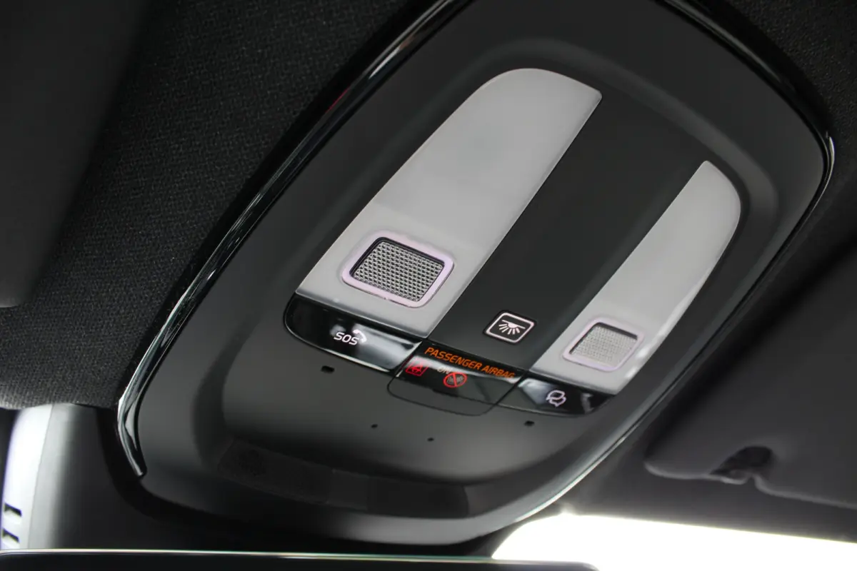 2.0 B4 Plus Dark | Trekhaak | BLIS | Harman Kardon | Camera | Stoel + Stuur Verwarming | Keyless Start / Entry |