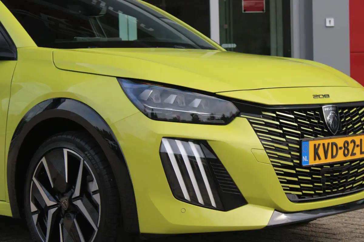 1.2 Hybrid 145PK AUTOMAAT GT | PANORAMA DAK | ADAPTIVE CRUISE CONTROL | KEYLESS ENTRY/START | LICHTMETALEN VELGEN 17" | ACHTERUITRIJ CAMERA | FULL LED KOPLAMPEN | PARKEERSENSOREN VOOR + ACHT