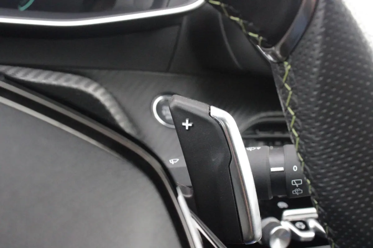 1.2 Hybrid 145PK AUTOMAAT GT | PANORAMA DAK | ADAPTIVE CRUISE CONTROL | KEYLESS ENTRY/START | LICHTMETALEN VELGEN 17" | ACHTERUITRIJ CAMERA | FULL LED KOPLAMPEN | PARKEERSENSOREN VOOR + ACHT