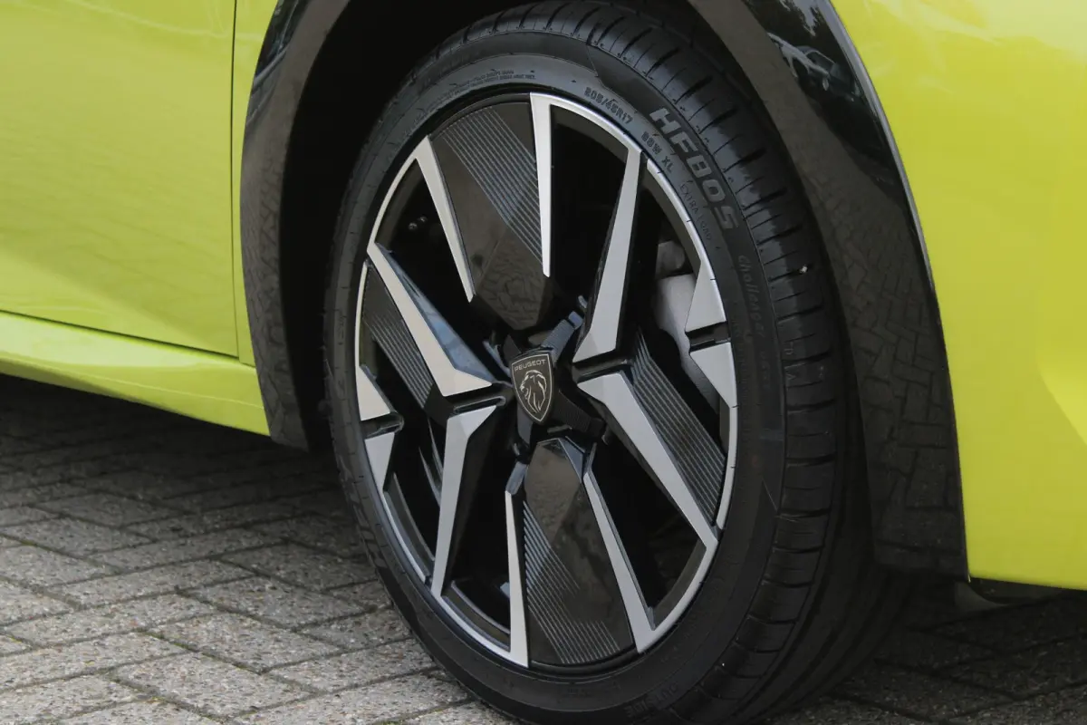 1.2 Hybrid 145PK AUTOMAAT GT | PANORAMA DAK | ADAPTIVE CRUISE CONTROL | KEYLESS ENTRY/START | LICHTMETALEN VELGEN 17" | ACHTERUITRIJ CAMERA | FULL LED KOPLAMPEN | PARKEERSENSOREN VOOR + ACHT