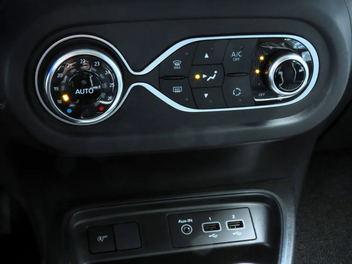 1.0 SCe Intens | NIEUWE TYPE | LEDER | GROOT SCHERM | CARPLAY | CRUISE CONTROL | LICHTMETALEN VELGEN | PDC | DAB+ |
