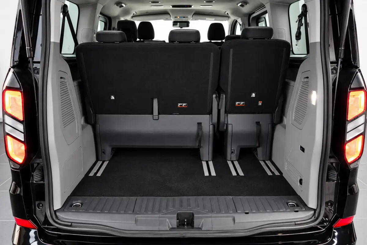 Tourneo 340 2.5 PHEV 233pk L1H1 Titanium | Elekt. Trekhaak | Winterpack | 4 jaar / 100.000km Garantie