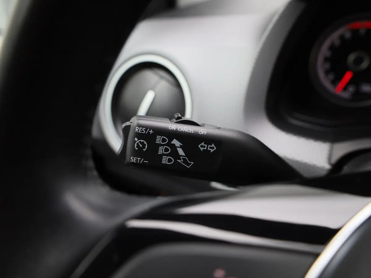 Up! 1.0 65 PK | Camera | Cruise Control | Parkeersensoren | Airco | Automatische dimlichten | Lichtmetalen velgen |