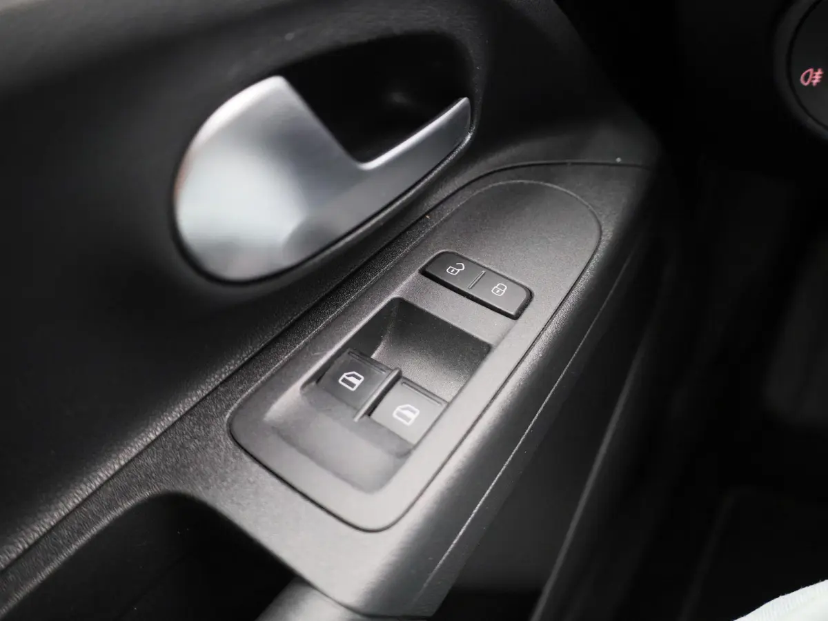 Up! 1.0 65 PK | Camera | Cruise Control | Parkeersensoren | Airco | Automatische dimlichten | Lichtmetalen velgen |