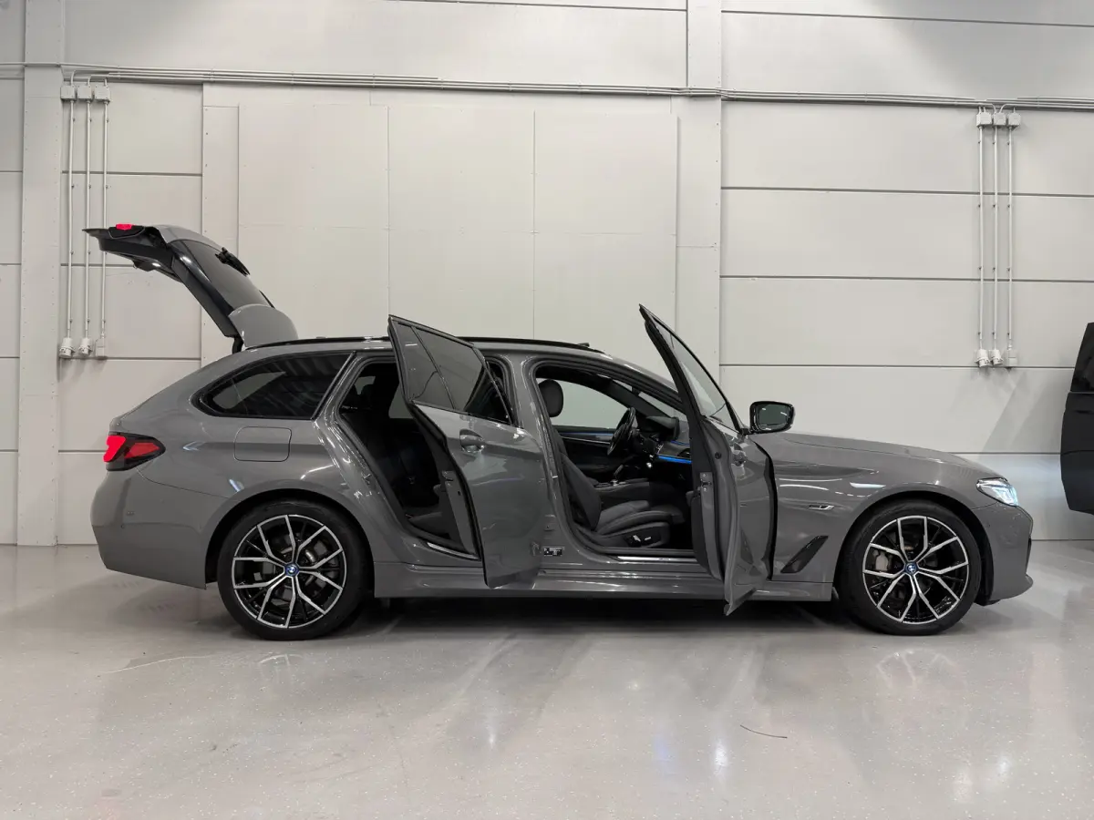 530e xDrive M-Sport BERNINAGRAU/PANO/HEAD-UP/H&K/LEER-SPORT/SOH 90%/MEMORY/ACC/SFEER/LED/DONKERE-HEMEL/19" M-SPORT/SHADOW-LINE/VOLLEDIG BMW DEALER HISTORIE
