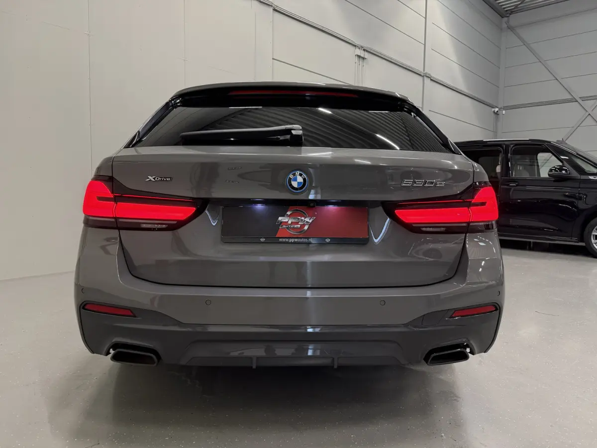 530e xDrive M-Sport BERNINAGRAU/PANO/HEAD-UP/H&K/LEER-SPORT/SOH 90%/MEMORY/ACC/SFEER/LED/DONKERE-HEMEL/19" M-SPORT/SHADOW-LINE/VOLLEDIG BMW DEALER HISTORIE