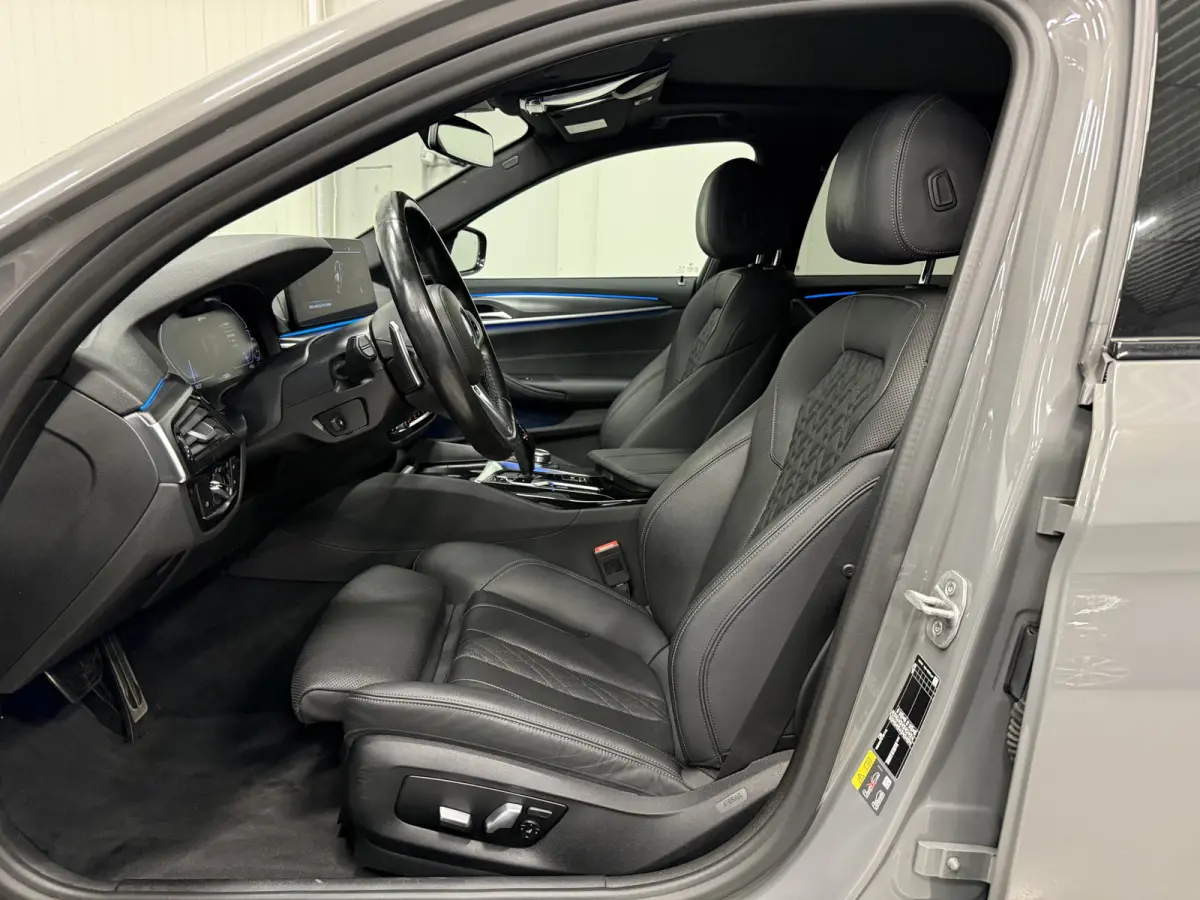 530e xDrive M-Sport BERNINAGRAU/PANO/HEAD-UP/H&K/LEER-SPORT/SOH 90%/MEMORY/ACC/SFEER/LED/DONKERE-HEMEL/19" M-SPORT/SHADOW-LINE/VOLLEDIG BMW DEALER HISTORIE