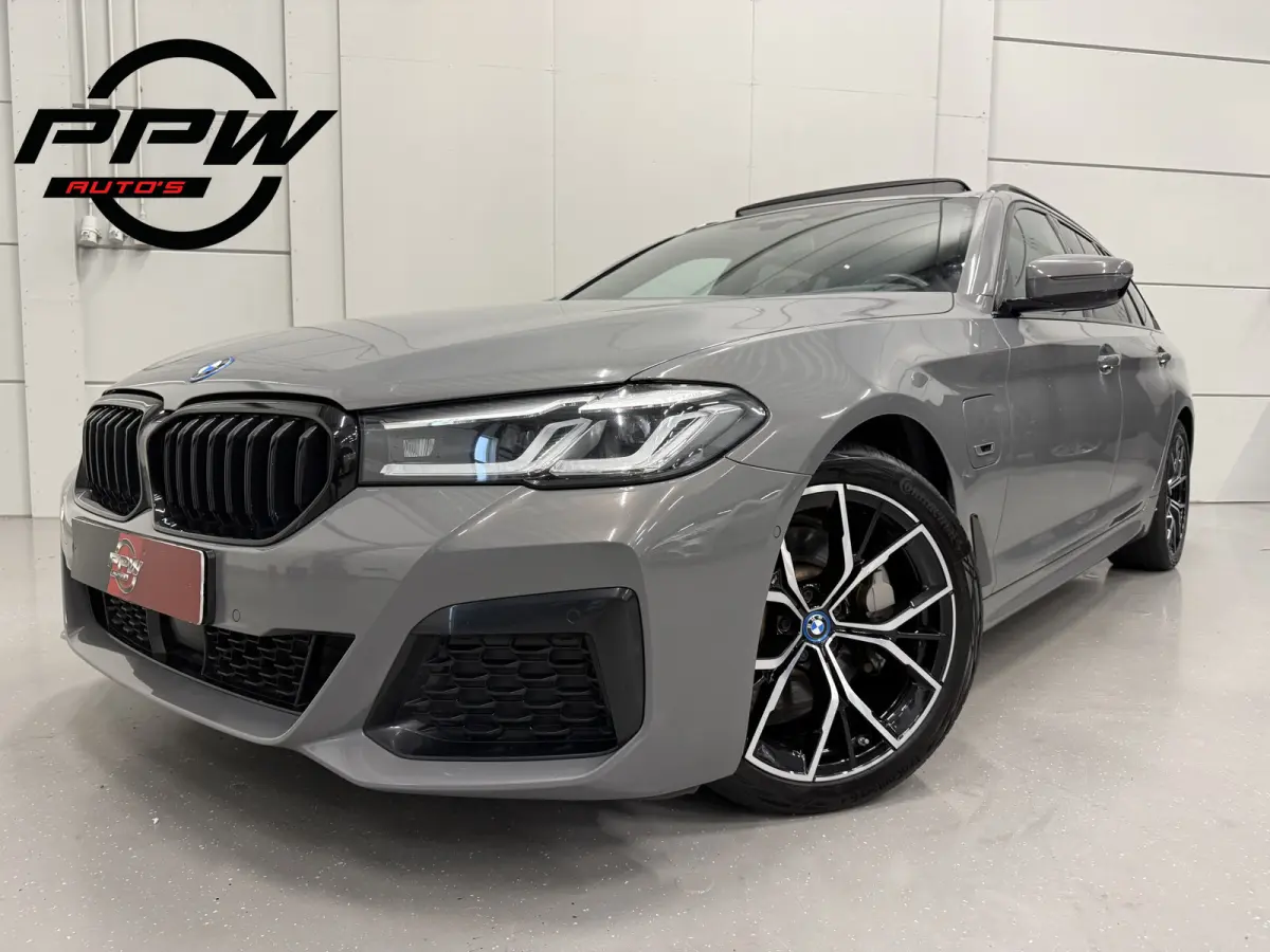 530e xDrive M-Sport BERNINAGRAU/PANO/HEAD-UP/H&K/LEER-SPORT/SOH 90%/MEMORY/ACC/SFEER/LED/DONKERE-HEMEL/19" M-SPORT/SHADOW-LINE/VOLLEDIG BMW DEALER HISTORIE