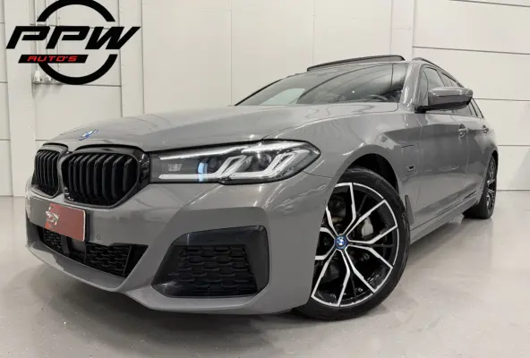 530e xDrive M-Sport BERNINAGRAU/PANO/HEAD-UP/H&K/LEER-SPORT/SOH 90%/MEMORY/ACC/SFEER/LED/DONKERE-HEMEL/19" M-SPORT/SHADOW-LINE/VOLLEDIG BMW DEALER HISTORIE