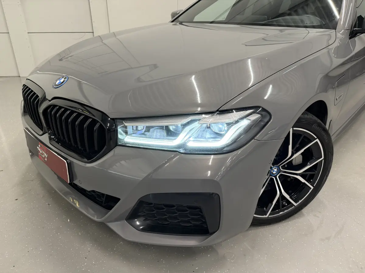 530e xDrive M-Sport BERNINAGRAU/PANO/HEAD-UP/H&K/LEER-SPORT/SOH 90%/MEMORY/ACC/SFEER/LED/DONKERE-HEMEL/19" M-SPORT/SHADOW-LINE/VOLLEDIG BMW DEALER HISTORIE