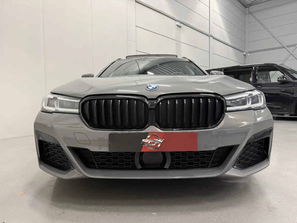 530e xDrive M-Sport BERNINAGRAU/PANO/HEAD-UP/H&K/LEER-SPORT/SOH 90%/MEMORY/ACC/SFEER/LED/DONKERE-HEMEL/19" M-SPORT/SHADOW-LINE/VOLLEDIG BMW DEALER HISTORIE