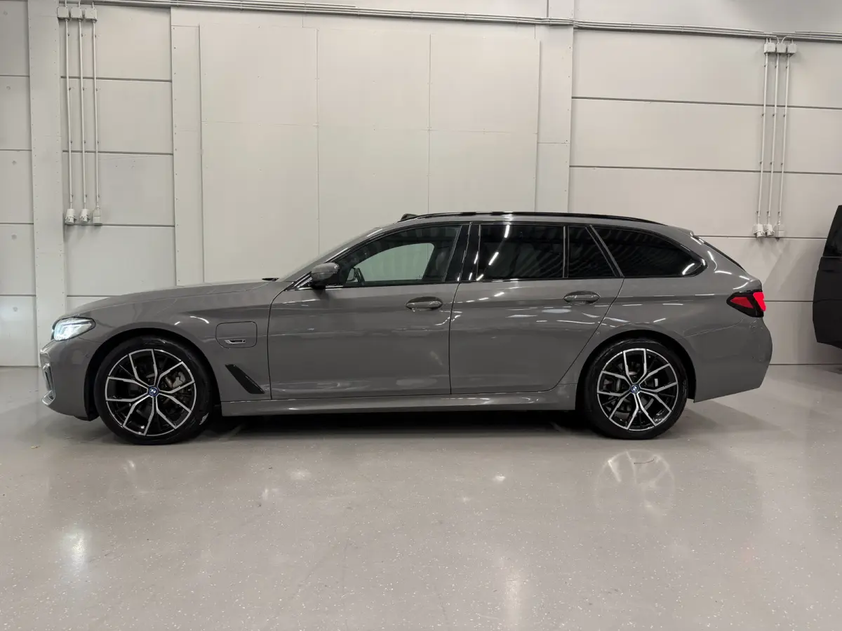 530e xDrive M-Sport BERNINAGRAU/PANO/HEAD-UP/H&K/LEER-SPORT/SOH 90%/MEMORY/ACC/SFEER/LED/DONKERE-HEMEL/19" M-SPORT/SHADOW-LINE/VOLLEDIG BMW DEALER HISTORIE