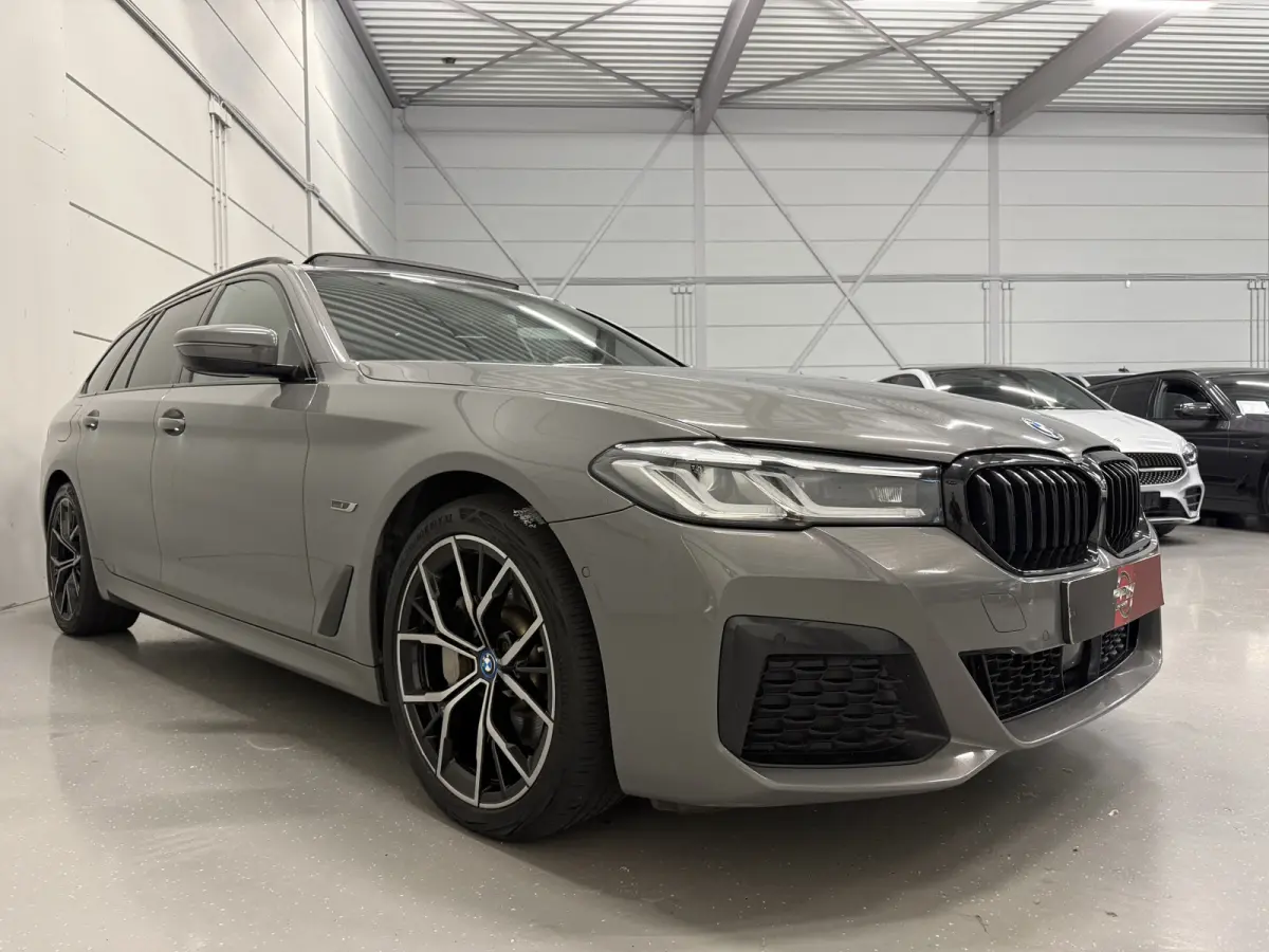 530e xDrive M-Sport BERNINAGRAU/PANO/HEAD-UP/H&K/LEER-SPORT/SOH 90%/MEMORY/ACC/SFEER/LED/DONKERE-HEMEL/19" M-SPORT/SHADOW-LINE/VOLLEDIG BMW DEALER HISTORIE