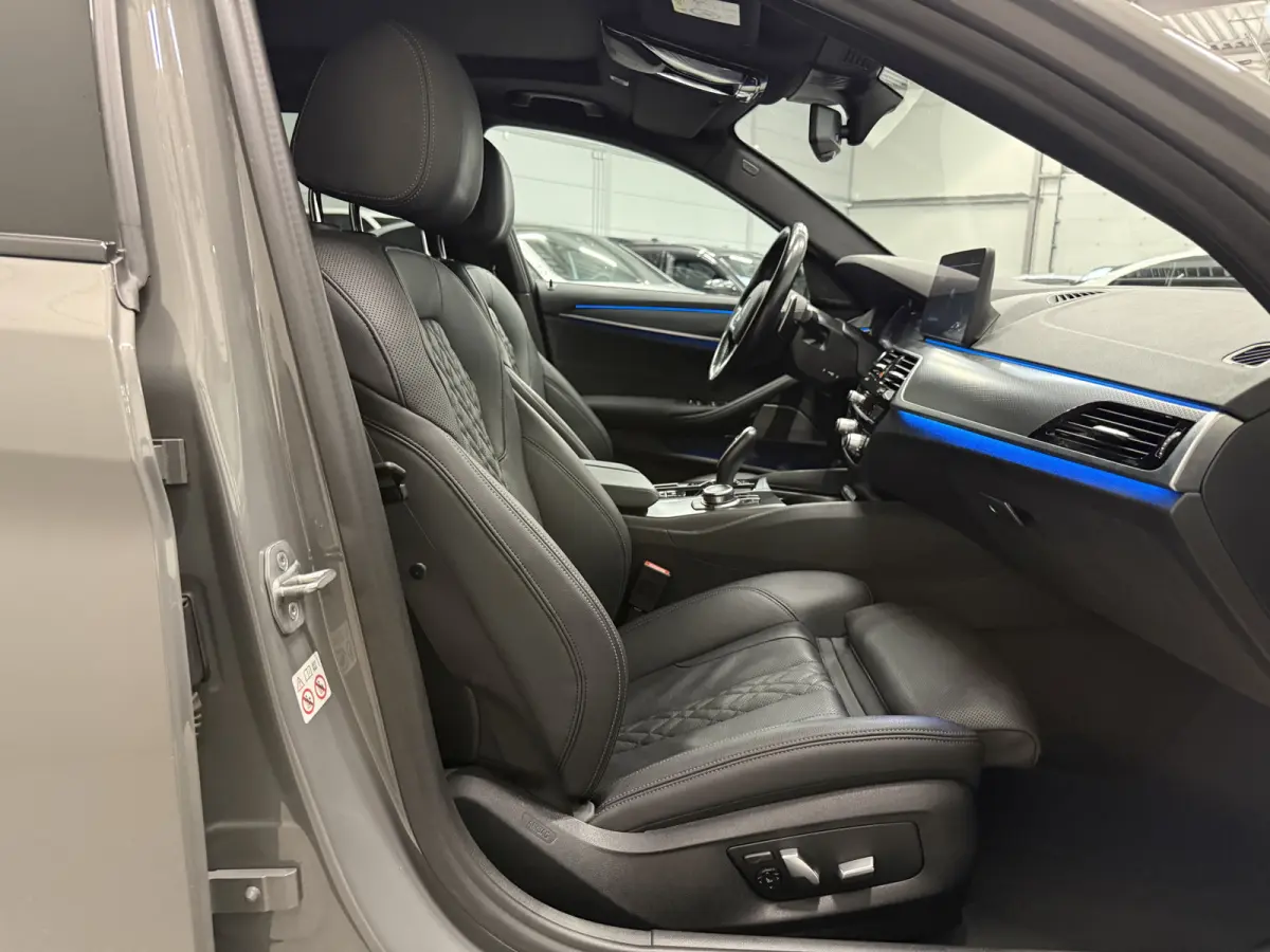530e xDrive M-Sport BERNINAGRAU/PANO/HEAD-UP/H&K/LEER-SPORT/SOH 90%/MEMORY/ACC/SFEER/LED/DONKERE-HEMEL/19" M-SPORT/SHADOW-LINE/VOLLEDIG BMW DEALER HISTORIE