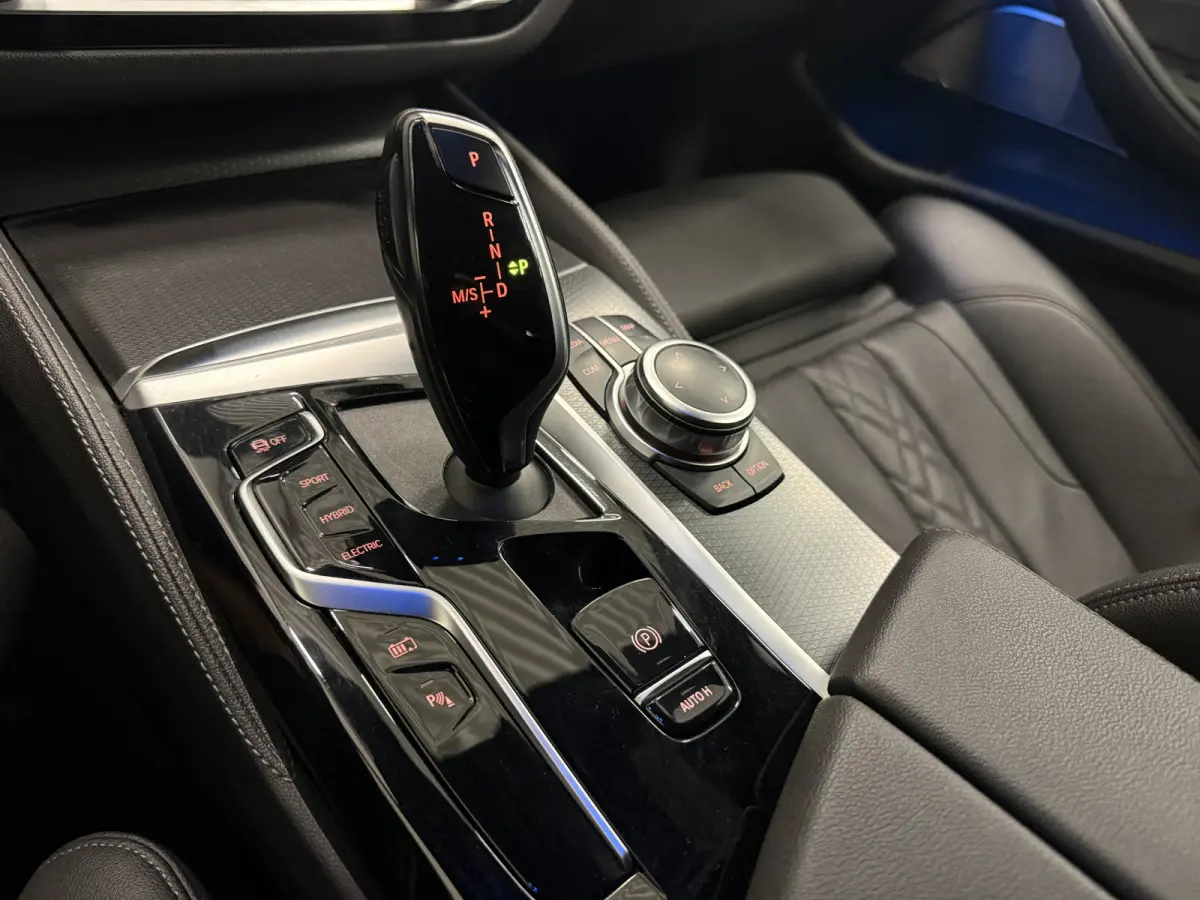 530e xDrive M-Sport BERNINAGRAU/PANO/HEAD-UP/H&K/LEER-SPORT/SOH 90%/MEMORY/ACC/SFEER/LED/DONKERE-HEMEL/19" M-SPORT/SHADOW-LINE/VOLLEDIG BMW DEALER HISTORIE